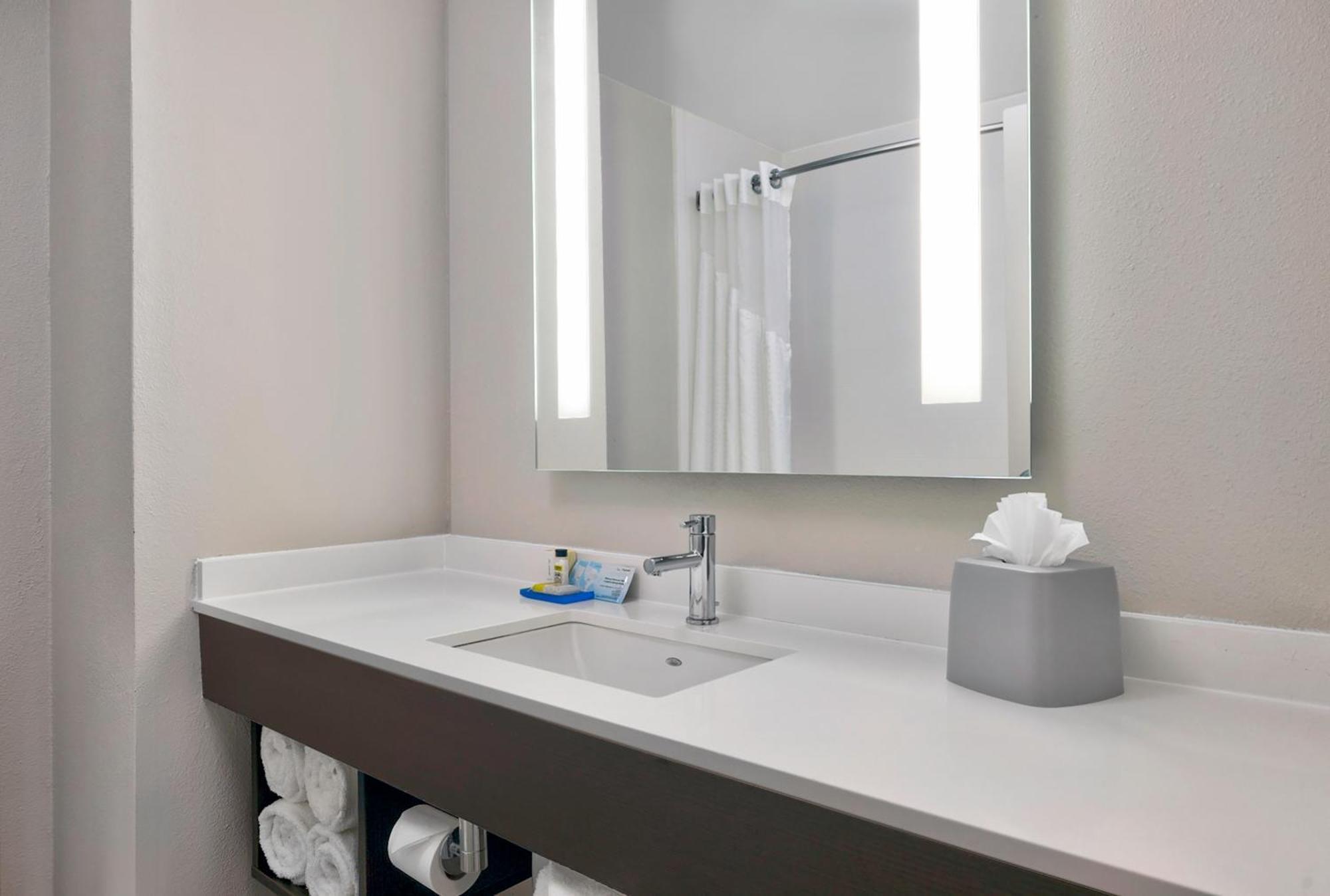 Holiday Inn Express & Suites Kansas City Airport By Ihg Экстерьер фото
