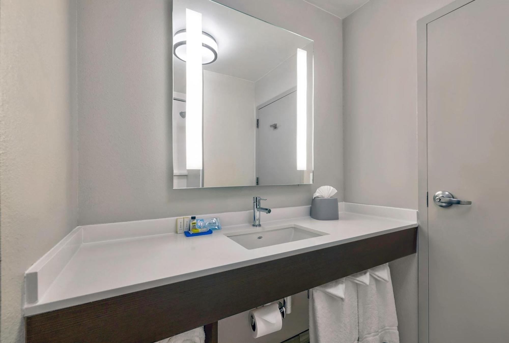 Holiday Inn Express & Suites Kansas City Airport By Ihg Экстерьер фото