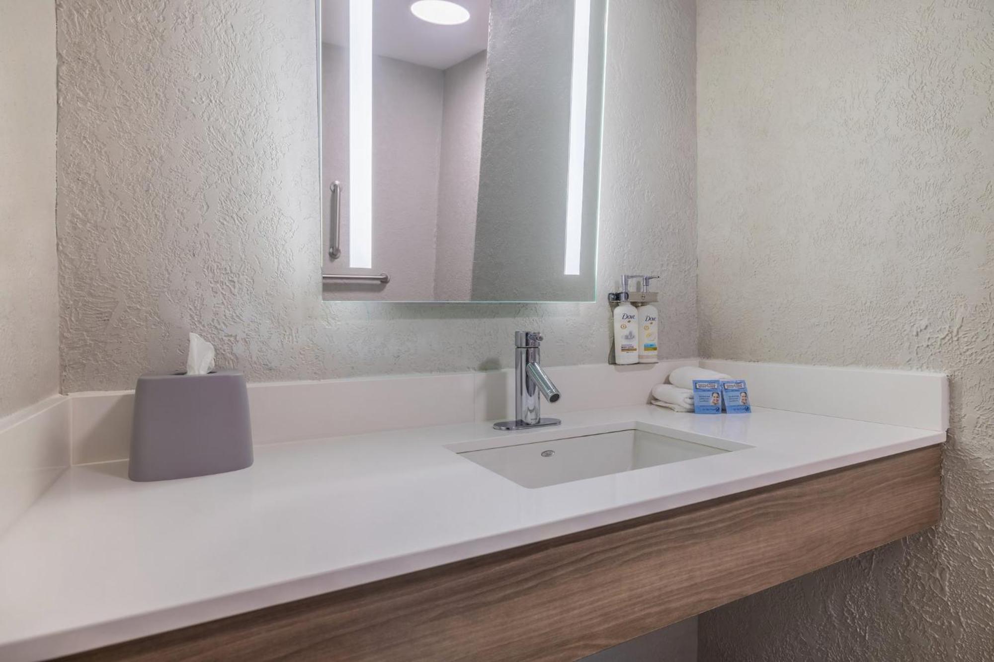 Holiday Inn Express & Suites Kansas City Airport By Ihg Экстерьер фото