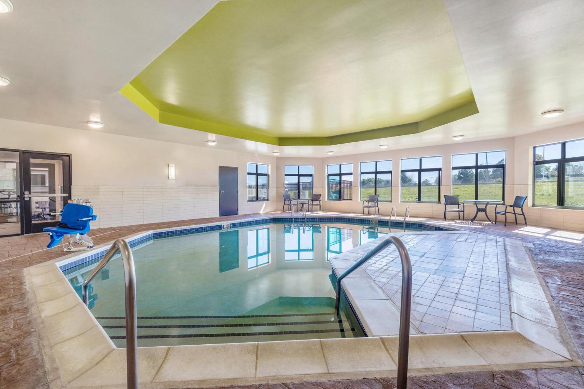 Holiday Inn Express & Suites Kansas City Airport By Ihg Экстерьер фото